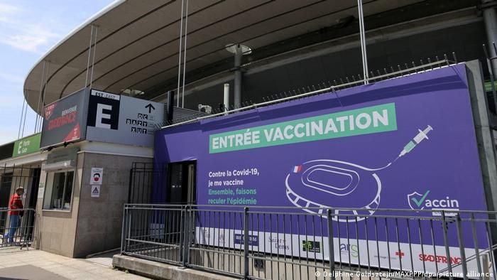 احد مراكز تلقى التطعيمات فى فرنسا