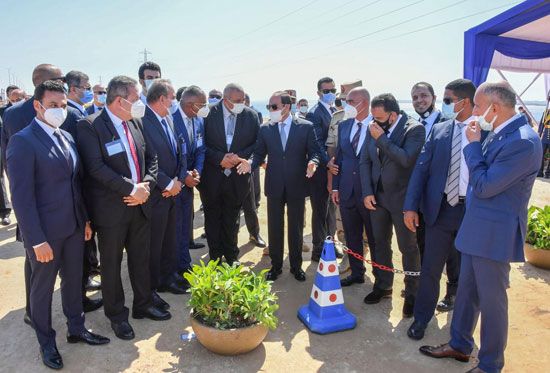 الرئيس السيسى في حوار مع المسئولين عن المشروعات بمحافظة الإسكندرية