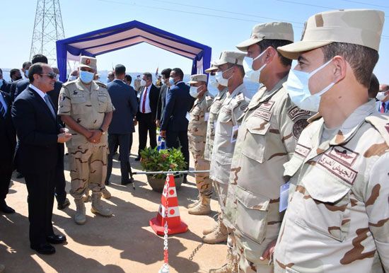 الرئيس السيسى يناقش عددًا من رجال القوات المسلحة المسئولين عن المشروعات