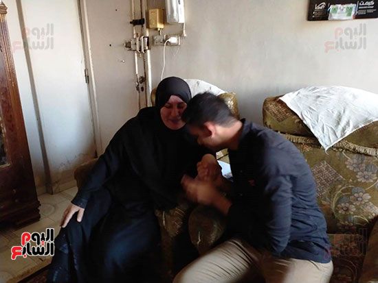 الطالب-عبد-الله-رضا-مع-والدته---محافظة-القليوبية-(1)
