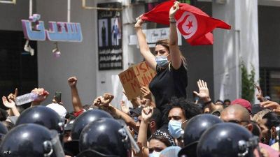 إحدى التونسيات ترفع علم بلدها