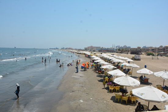 المصطافين-على-الشاطئ-بمحافظة-بورسعيد