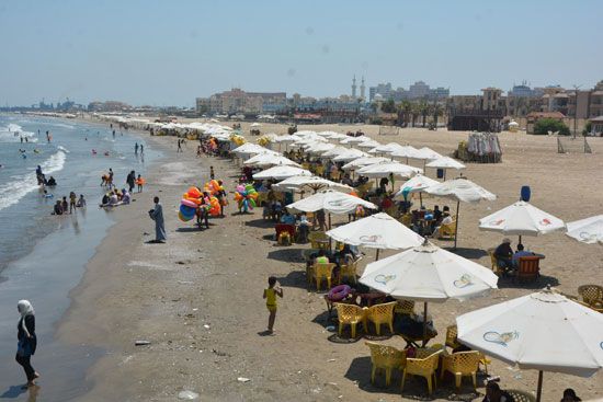 جانب-من-إقبال-الأهالي-على-الشاطئ-ببورسعيد
