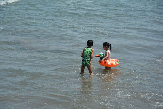 الأطفال-داخل-مياه-البحر-بمحافظة-بورسعيد