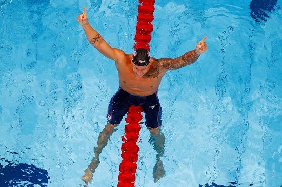 الأمريكي كاليب دريسل يرد بعد فوزه في نهائي 100 متر سباحة حرة للرجال