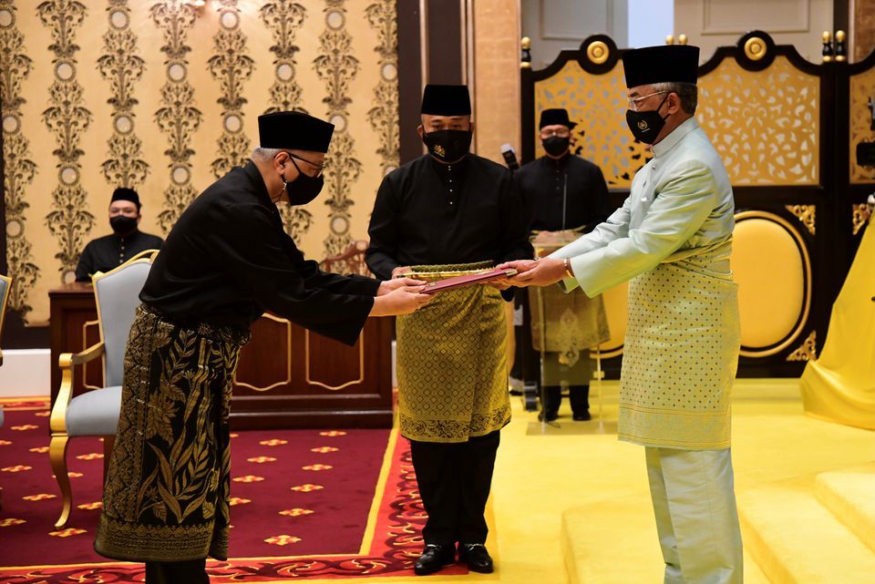 رئيس وزراء ماليزيا الجديد يؤدى اليمين الدستورية أمام ملك ماليزي