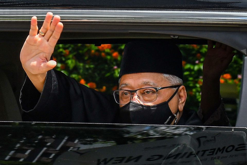 رئيس وزراء ماليزيا الجديد يحيي الصحفيين
