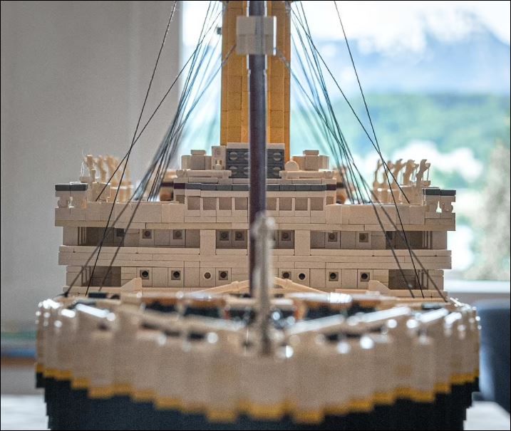 سويسرى يبنى نموذج سفينة تيتانيك بـ 25 ألف مكعب ليجو (4)