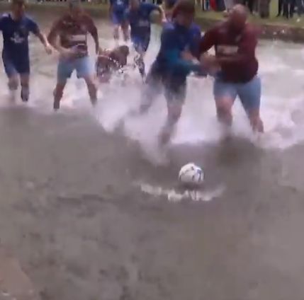 التحام كرة القدم فى الماء