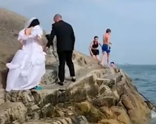 العروسان يصعدان للصخرة