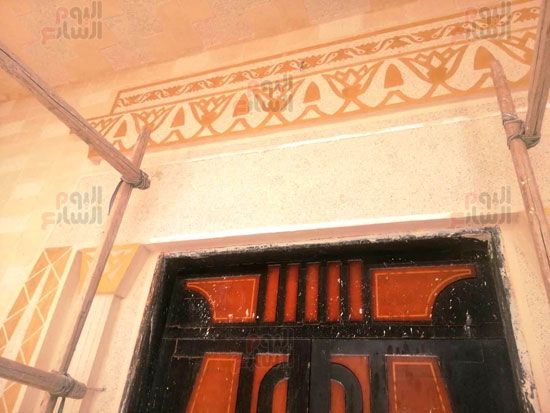 55068-طمس-الرسومات-الفرعونيه-على-باب-المسجد