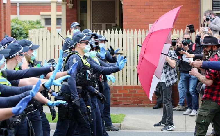 مواجهة مع الشرطة الأسترالية