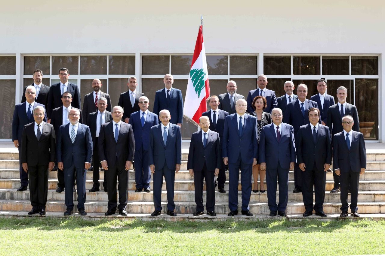 الصورة التذكارية للحكومة اللبنانية الجدية مع الرئيس عون ورئيس البرلمان