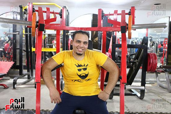 عبد الله عادل شاب من ذوى الهمم يمارس رياضة رفع الأثقال  (3)