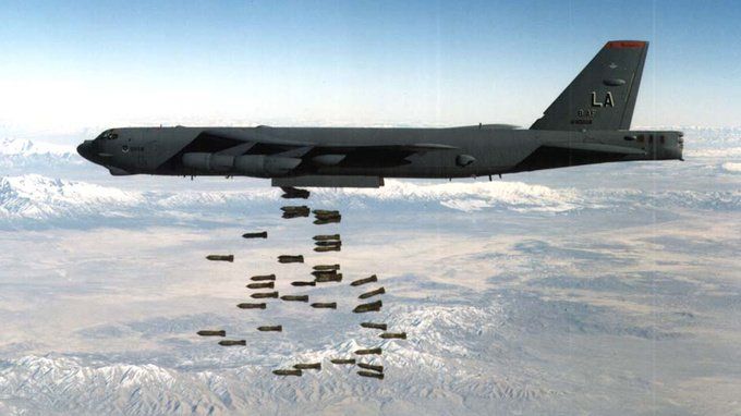الطائرة الأمريكية بى 52 تلقى بالقنابل فى أفغانستان