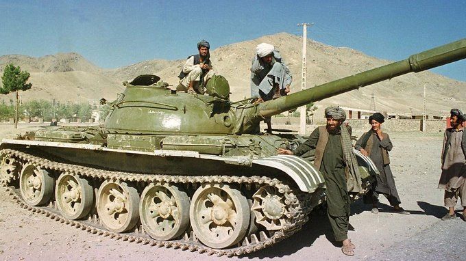 مقاتلون تابعون لطالبان بالقرب من العاصمة الأفغانية كابول عام 1999