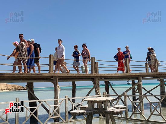 السياح-يتوافدون-علي-شواطئ-اورانج