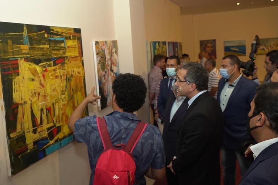 الوزير خلال افتتاح معرض الفن التشكيلي