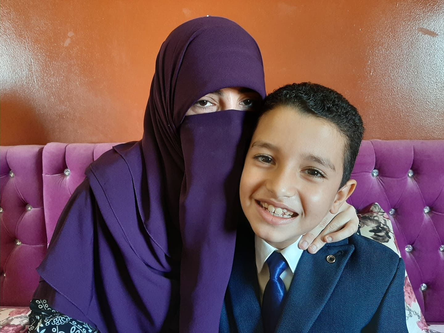 أحمد مع عمته أميرة التى ساعدته فى  حفظ القرأن