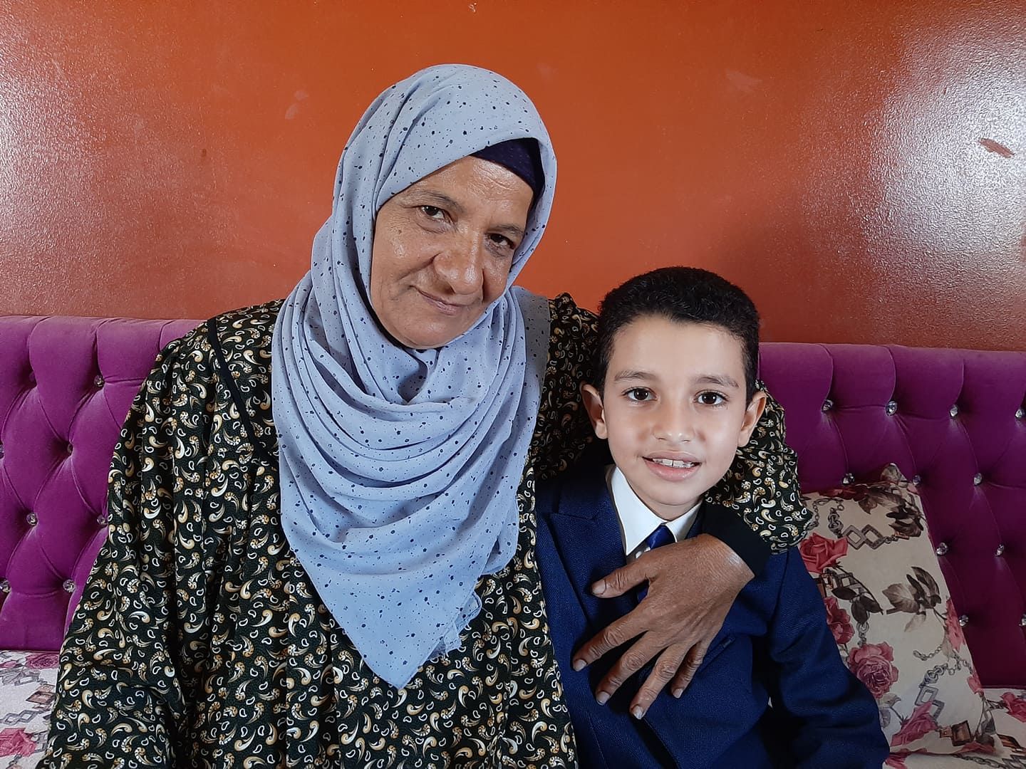 أحمد مع جدته والدة ابيه