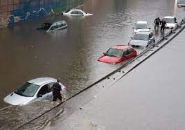 السيارات تغرق فى اسبانيا بسبب الفيضانات