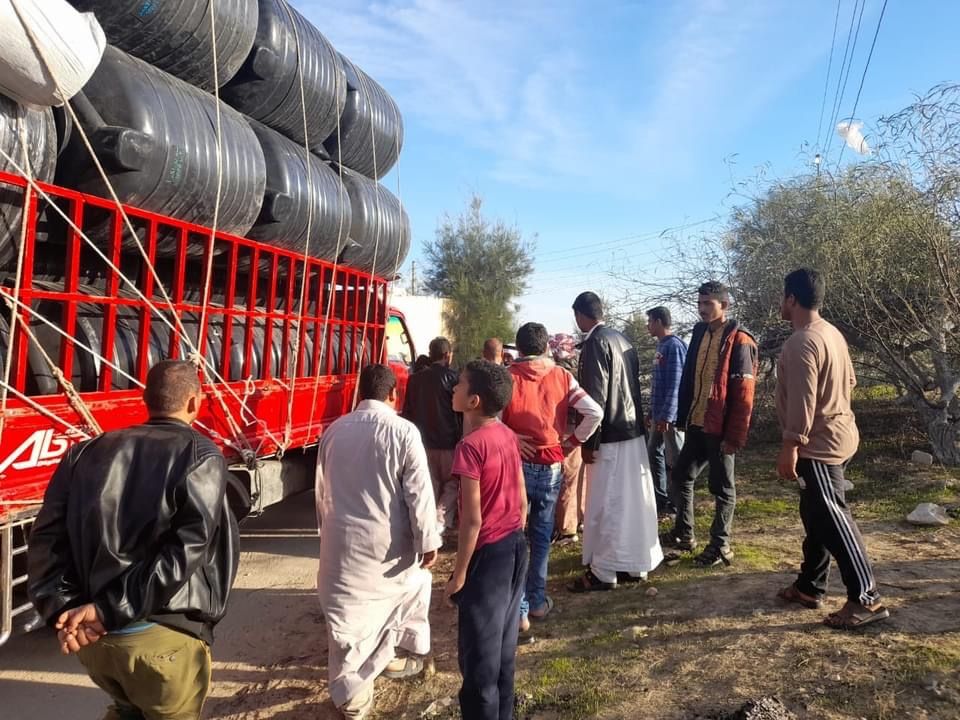 توزيع خزانات مياه على اهالى قرى جنوب الشيخ زويد