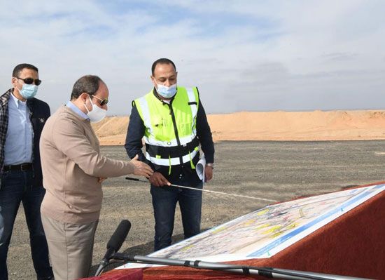 الرئيس السيسى يتفقد مشروعات شبكة الطرق الجديدة  والمحور الموازي لطريق القاهرة السويس  (8)