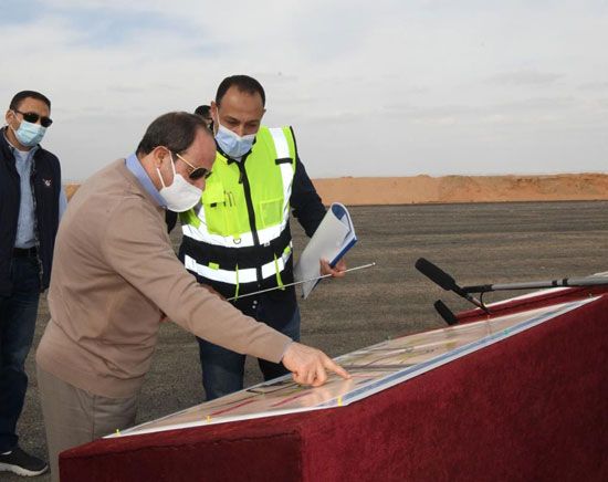 الرئيس السيسى يتفقد مشروعات شبكة الطرق الجديدة  والمحور الموازي لطريق القاهرة السويس  (4)