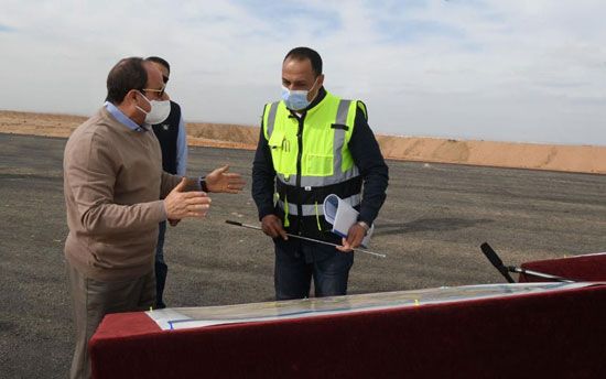 الرئيس السيسى يتفقد مشروعات شبكة الطرق الجديدة  والمحور الموازي لطريق القاهرة السويس  (5)