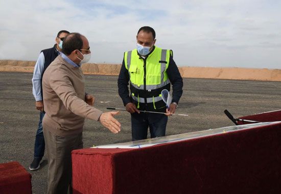 الرئيس السيسى يتفقد مشروعات شبكة الطرق الجديدة  والمحور الموازي لطريق القاهرة السويس  (6)