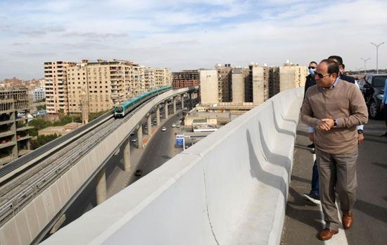 الرئيس السيسى يتفقد مشروعات شبكة الطرق الجديدة  والمحور الموازي لطريق القاهرة السويس  (12)
