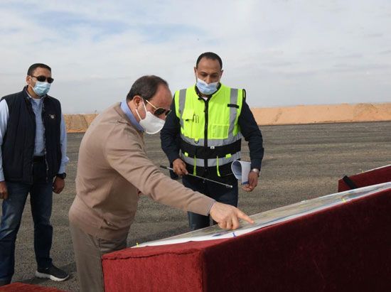 الرئيس السيسى يتفقد مشروعات شبكة الطرق الجديدة  والمحور الموازي لطريق القاهرة السويس  (1)