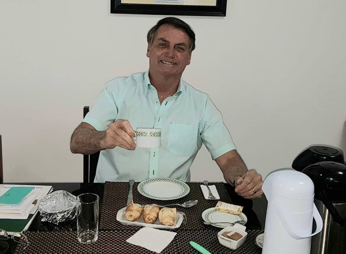 رئيس البرازيل يتناول الكلوروكين