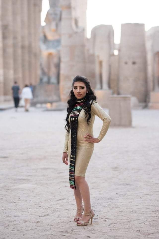 فتاة أقصرية تصمم ملابس بالطراز الفرعونى وتلتقط صور بها فى معابد الأقصر
