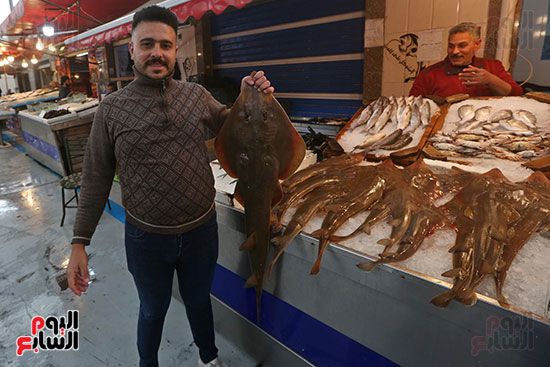 بائع سمك الشبين في سوق السمك