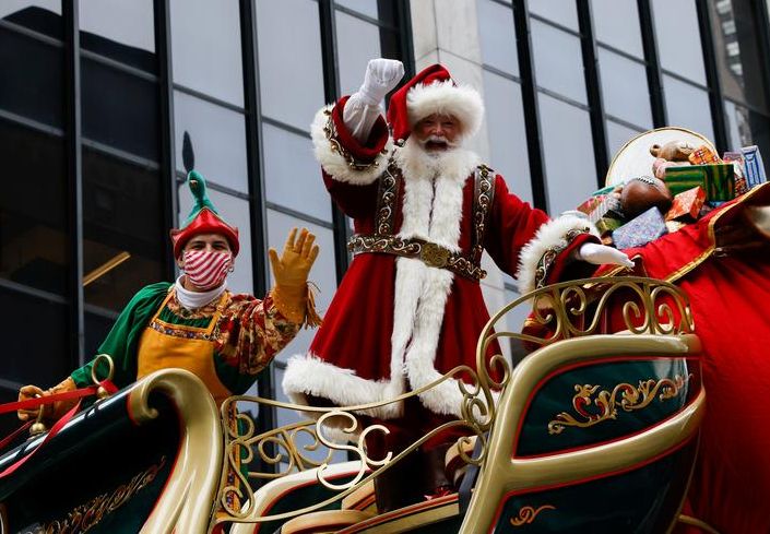 سانتا كلوز يلوح خلال موكب عيد الشكر  فى نيويورك