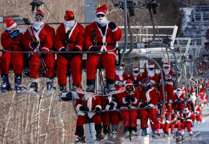 متزلجون يرتدون زي بابا نويل يركبون المصاعد للمشاركة في جمعية سانتا  الخيرية في منتجع صنداي