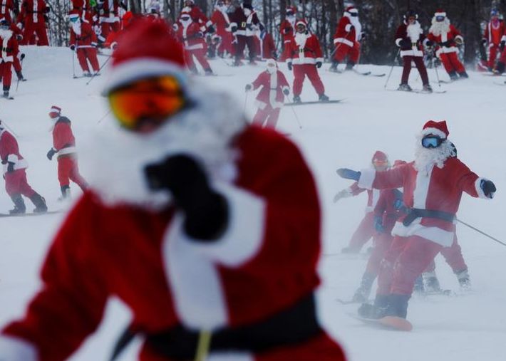 متزلجون يرتدون زي بابا نويل يشاركون في مهرجان سانتا  الخيري