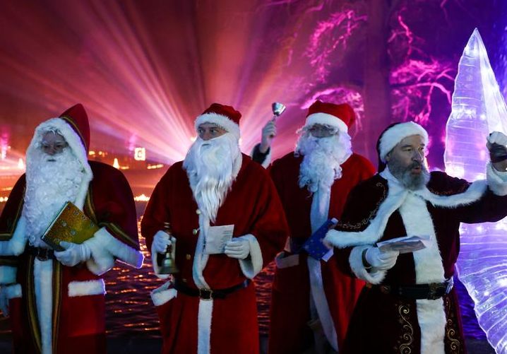 أشخاص يرتدون زي بابا نويل يغنون أغاني عيد الميلاد خلال الاجتماع السنوي لخدمة تأجير سانتا كلوز في برلين