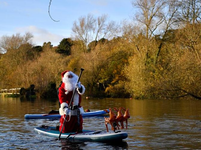 بابا نويل وهو يجدف أسفل نهر ليفي