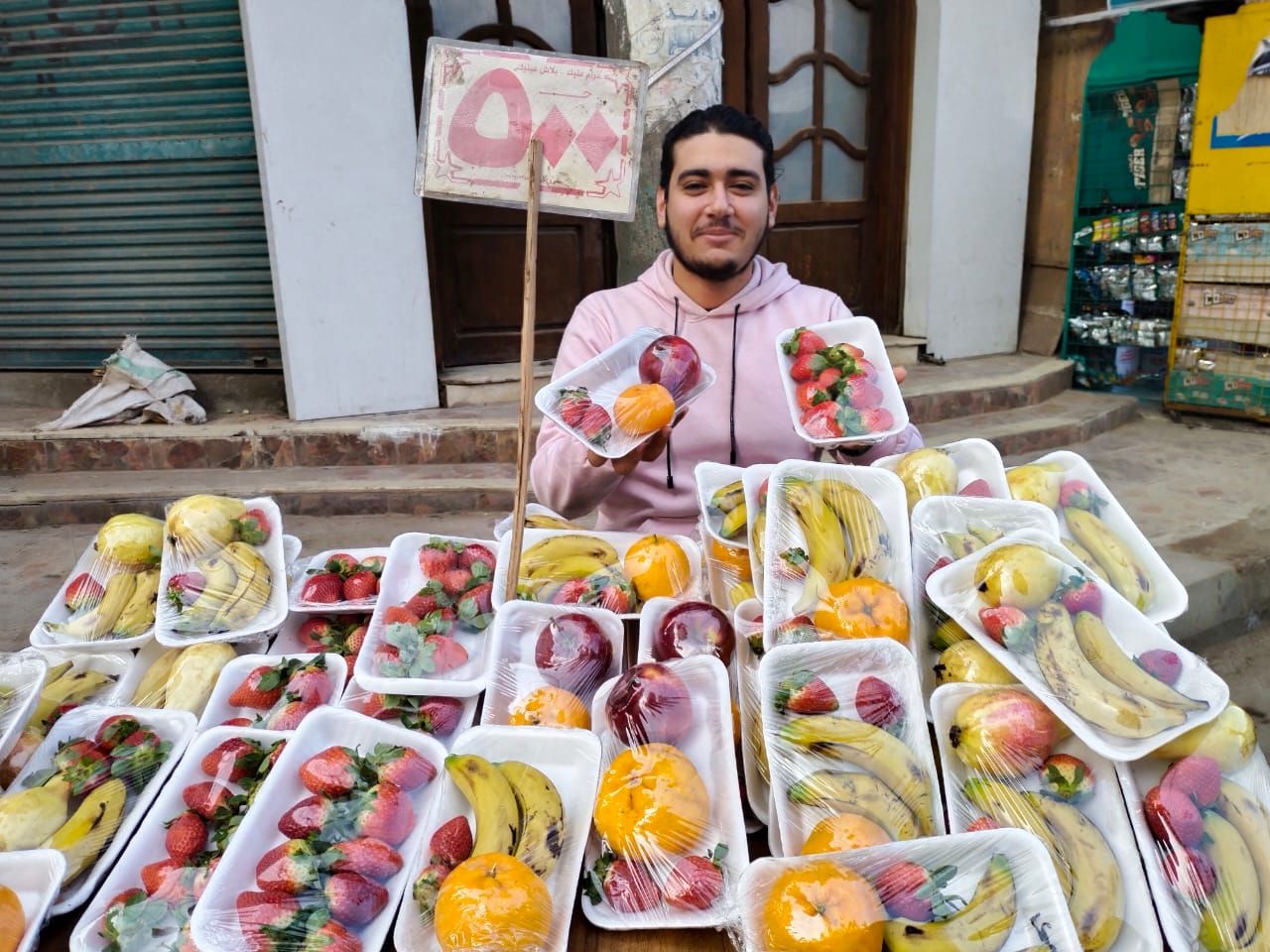 عبد الله شاب يبيع طبق الفاكهة ب 5 جنيه ببنها