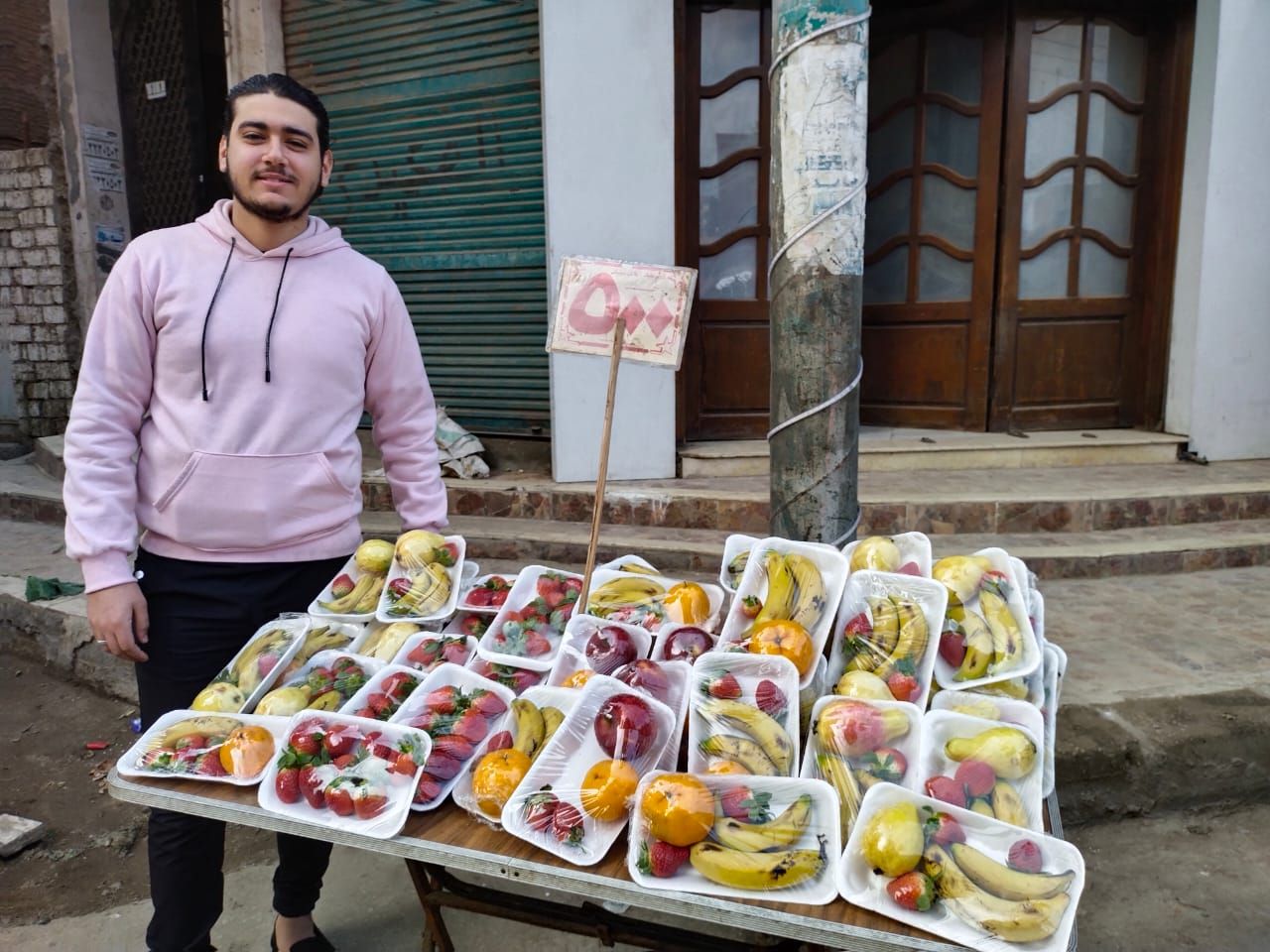 عبد الله شاب من بنها يبيع طبق الفاكهة ب 5 جنيه