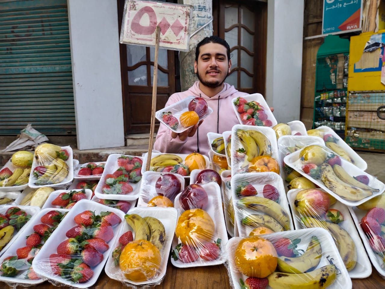 عبد الله شاب يبيع طبق الفاكهة ب 5 جنيه