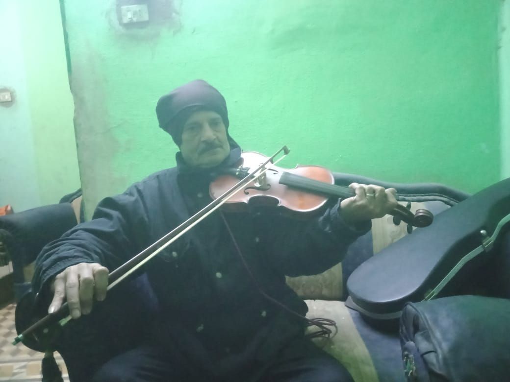 عم حسن بيعزف على كمانجا عمرها يزيد عن 200 سنة (7)