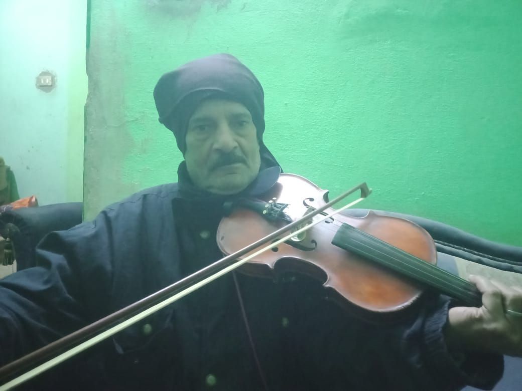 عم حسن بيعزف على كمانجا عمرها يزيد عن 200 سنة (4)