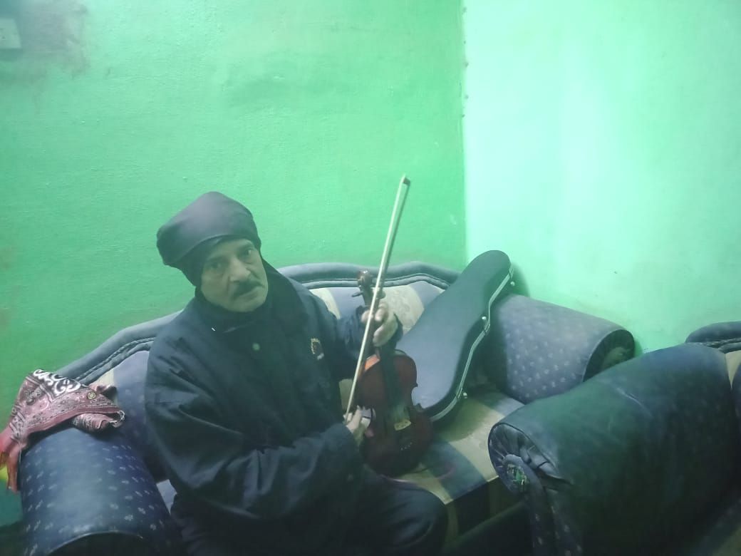 عم حسن بيعزف على كمانجا عمرها يزيد عن 200 سنة (8)