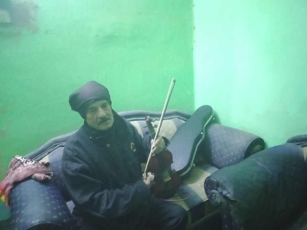 عم حسن بيعزف على كمانجا عمرها يزيد عن 200 سنة (1)