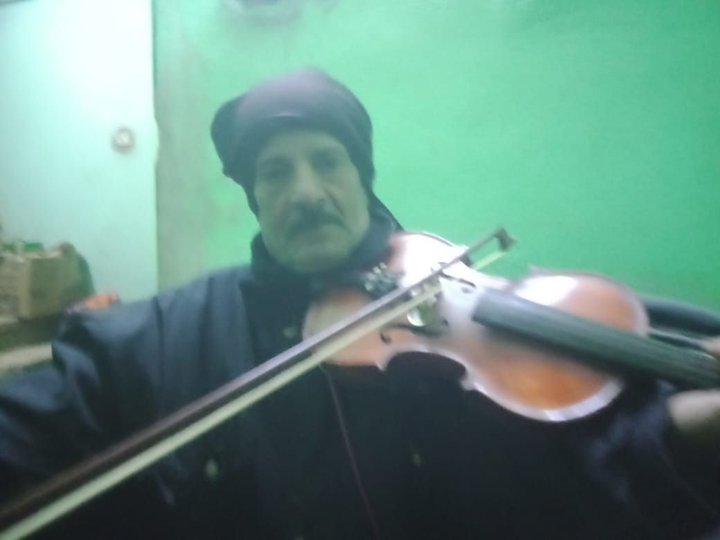 عم حسن بيعزف على كمانجا عمرها يزيد عن 200 سنة (3)
