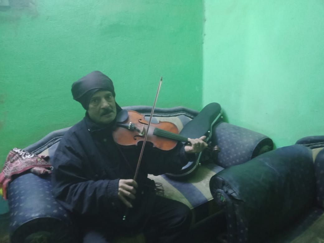 عم حسن بيعزف على كمانجا عمرها يزيد عن 200 سنة (9)