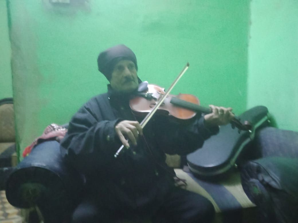 عم حسن بيعزف على كمانجا عمرها يزيد عن 200 سنة (2)